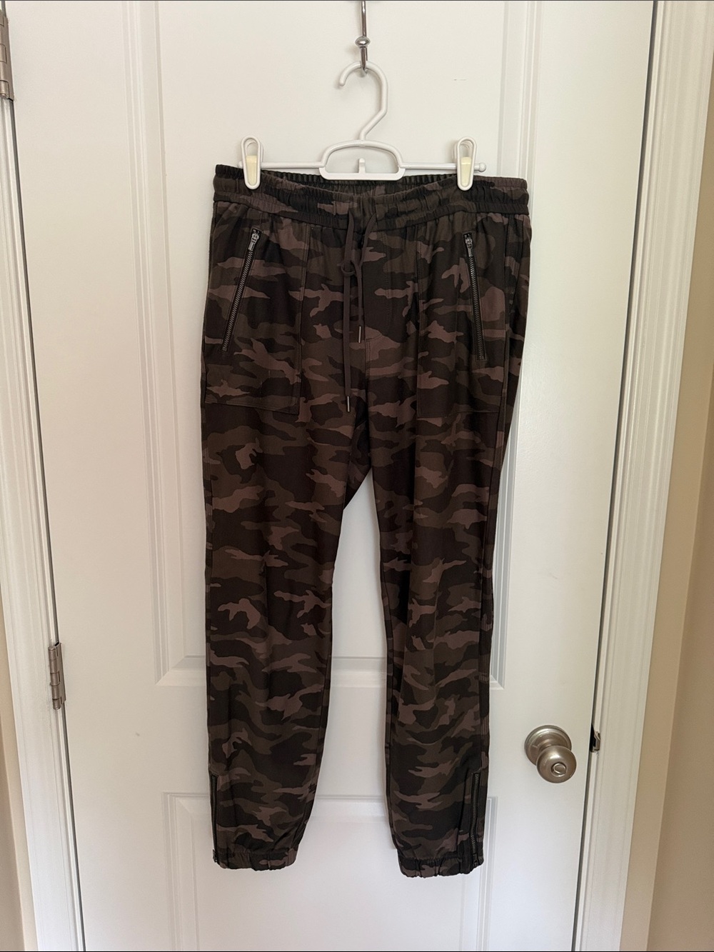 Women’s Athleta Farallon Camo Elastic-Waist Jogger Pants - Dark Green Camouflage